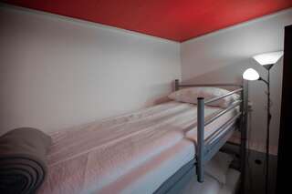 Хостелы Oradea Central Hostel Орадя Кровать в общем номере с 4 кроватями-1