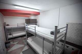 Хостелы Oradea Central Hostel Орадя Кровать в общем номере с 4 кроватями-2